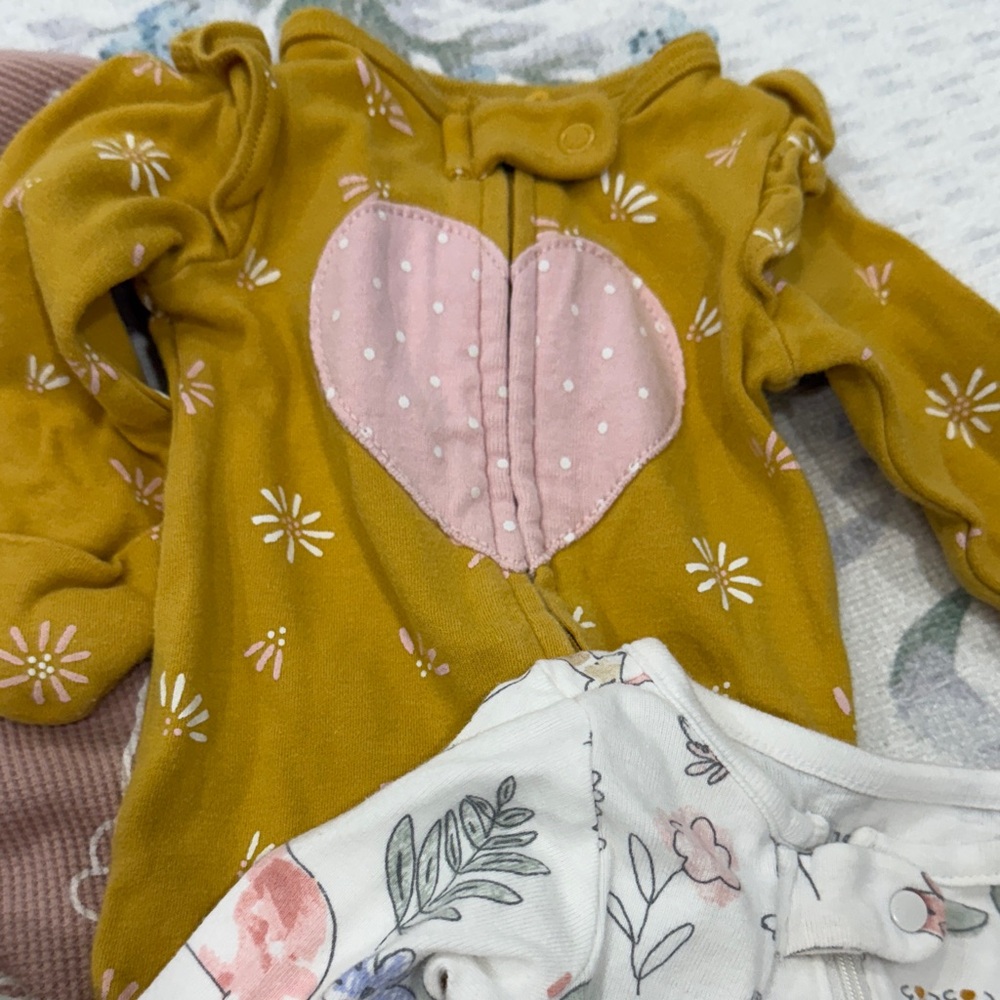 BUNDLE OF 6 NEWBORN ONESIES - Picture 7 of 7